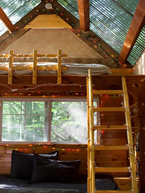 Łożko ze światełkami na antresoli