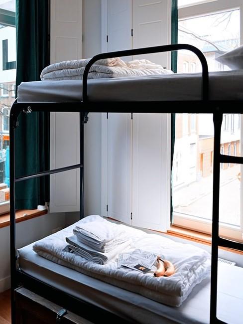 Łóżko piętrowe w pokoju