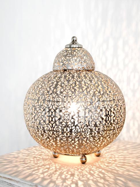 Lampa w stylu boho na stoliku