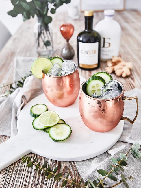 Miedianke kubeczki z lodem i ogórkami