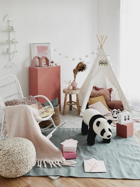 Pokój dziecięcy z fotelem bujanym, namiotem oraz zabawkami