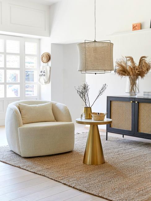 Salon w naturalnym stylu, jutowy dywan, pleciony żyrandol i trawa papmpasowa
