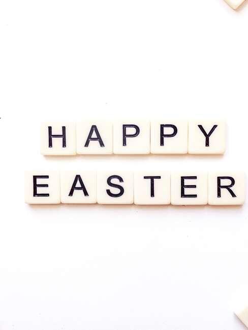 Literki na białym stole ułożone w napis happy easter