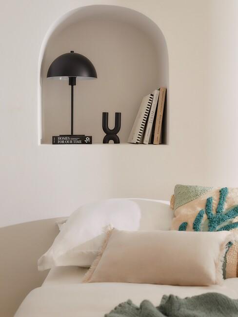 beżowa sypialnia z kolorowymi poduszkami