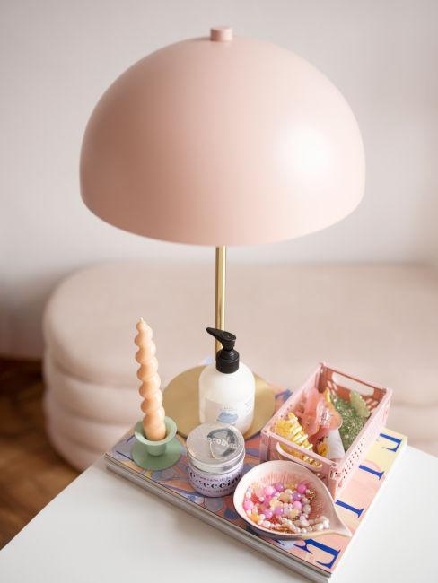 lampa grzybek w kolorze millenial pink ze złotą nóżką w jasnym salonie