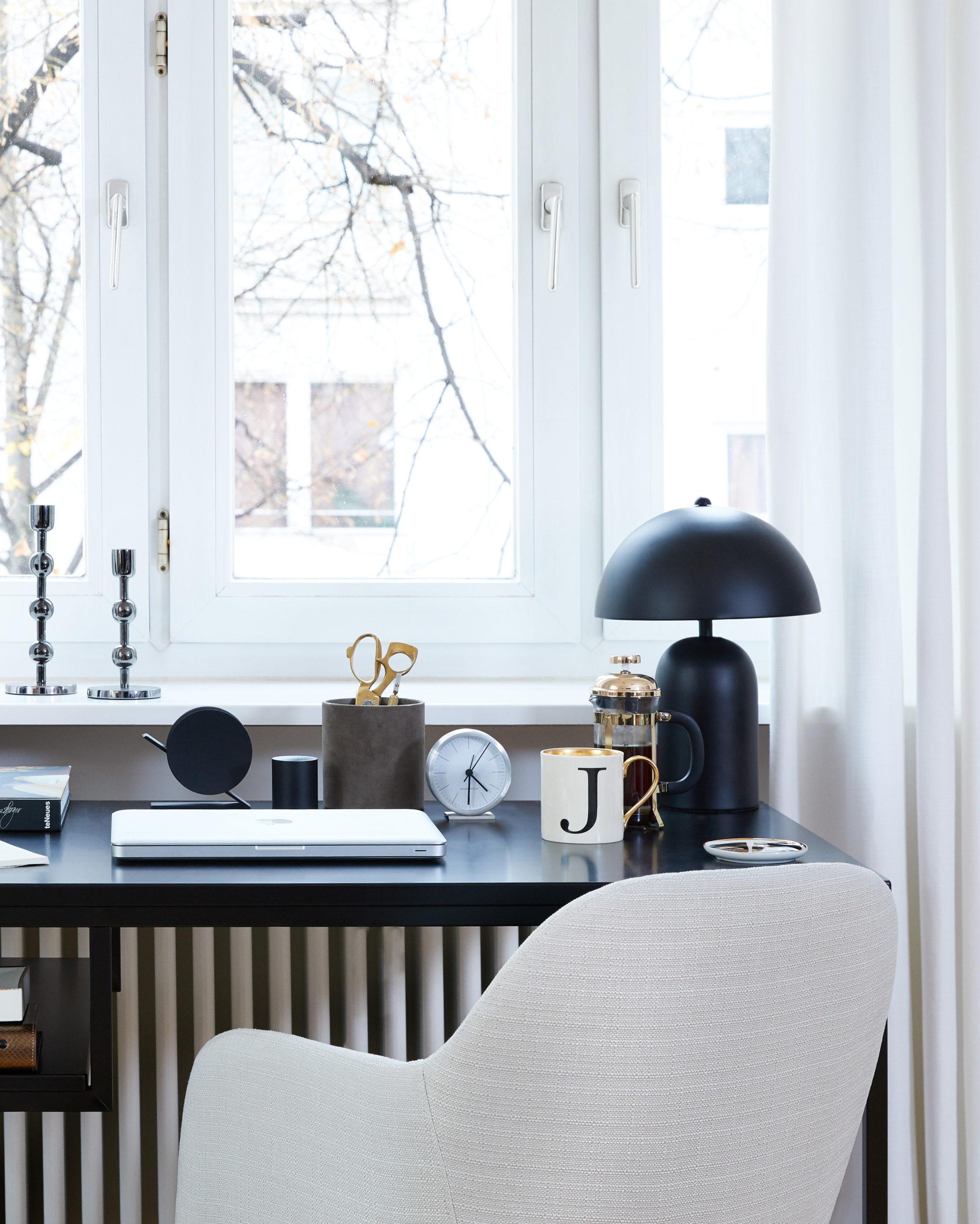 Krzesło z burkiem stojące przy oknie