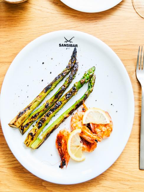 Talerz z przystawką w postaci szparagów i krewetek