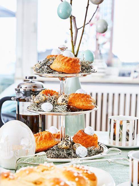 Trzypoziomowa patera udekorowana na Wielkanoc