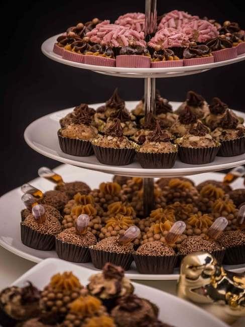 Patera ustawiona na stole na któej znajdują się czekoladowe babeczki