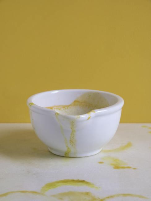 Biała miska postawiona na białym blacie