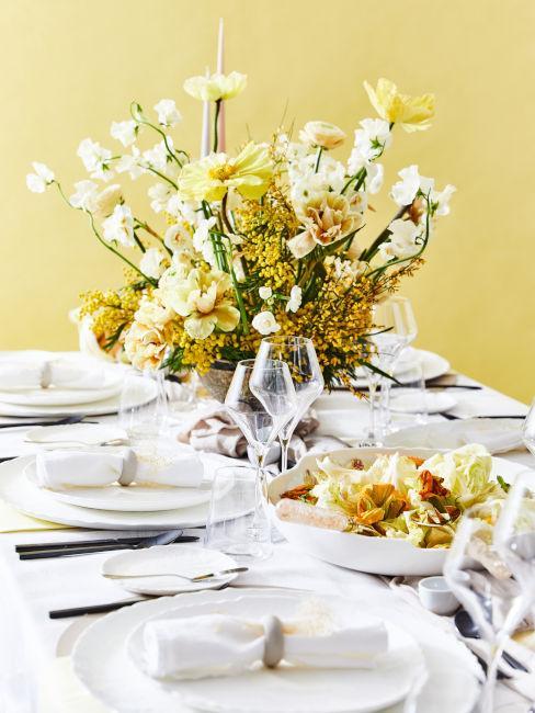 aranżacja stołu w kolorze żółtym