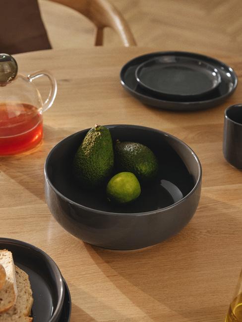 awokado w ceramicznej miseczce