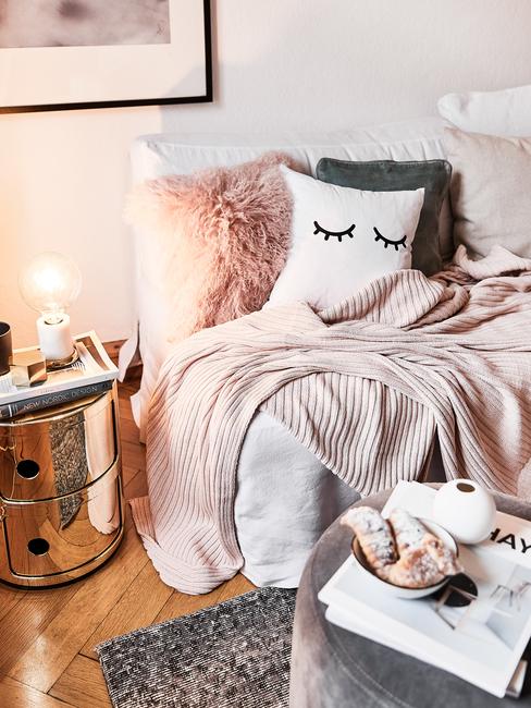 Kanapa z miękkimi tekstyliami. Onok dywan i aksamitny puf