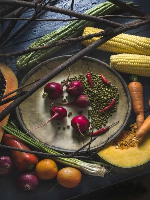 Warzywa i owoce umieszczone na ciemnym blacie
