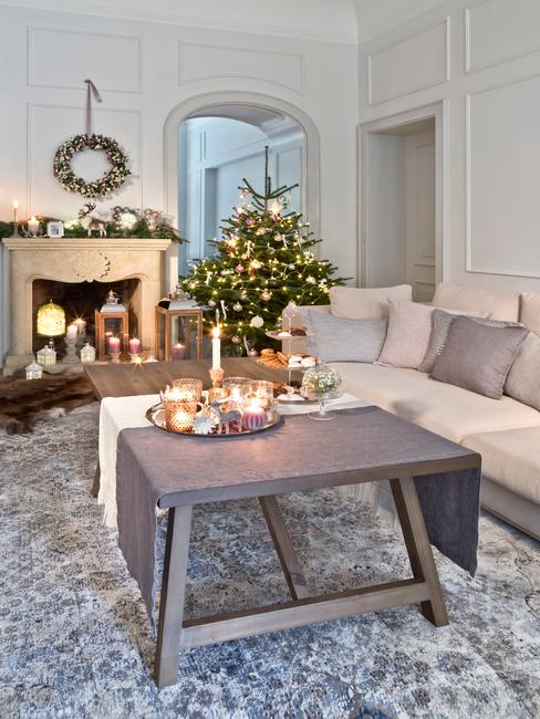 Salon z stylu nowojorskim z narożną kanapą, stolikiem kawowym i kominkiem, udekorowany na święta bożengo narodzenia