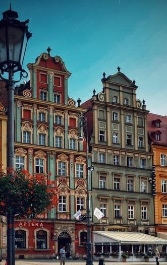Dwie kamienicie ze sklepami w polskim mieście