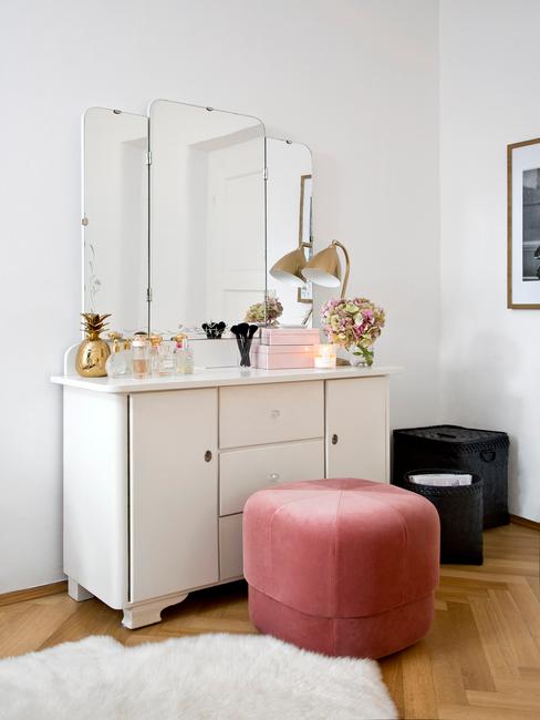 Biała toeletka z różowym pufem w sypialni