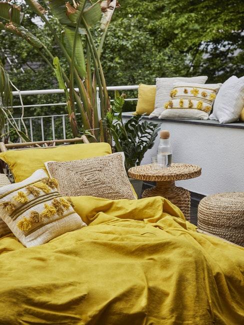 Żółte tekstylia na bambusowym leżaku