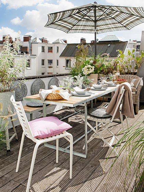Miejski taras na dachu z białymi meblami