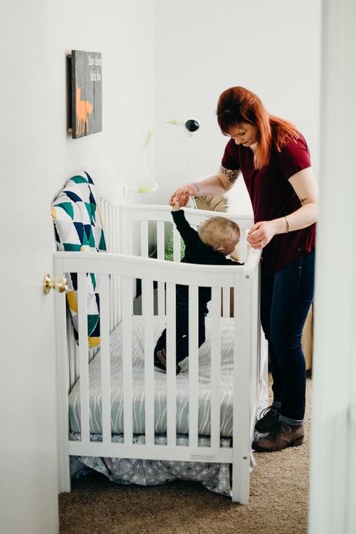 Mama z dzieckiem w kąciku dlaniemowlaka