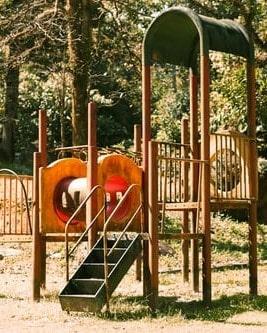 Plac zabaw dla dzieci w ogrodzie