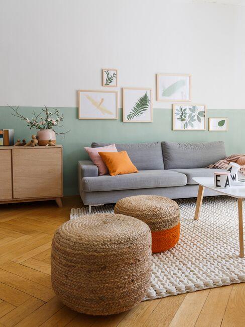 Salon scandi z kontrastową dwukolorową ścianą
