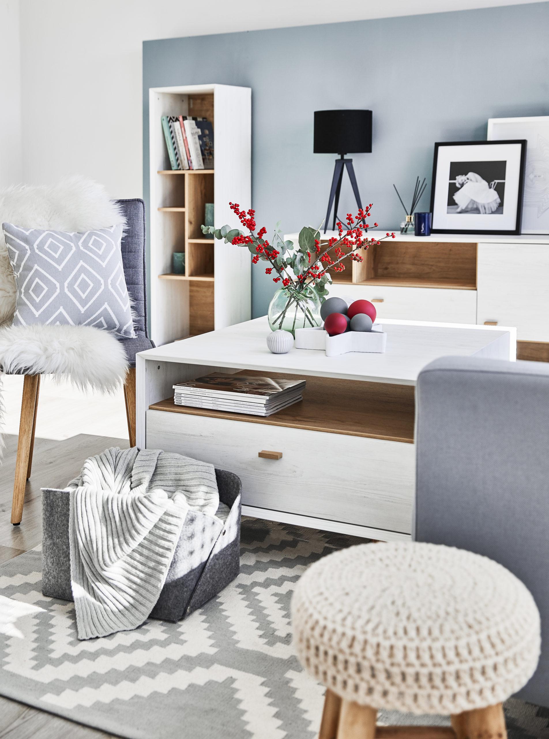 Błękitny salon w stylu skandynawskim z szarymi akcentami