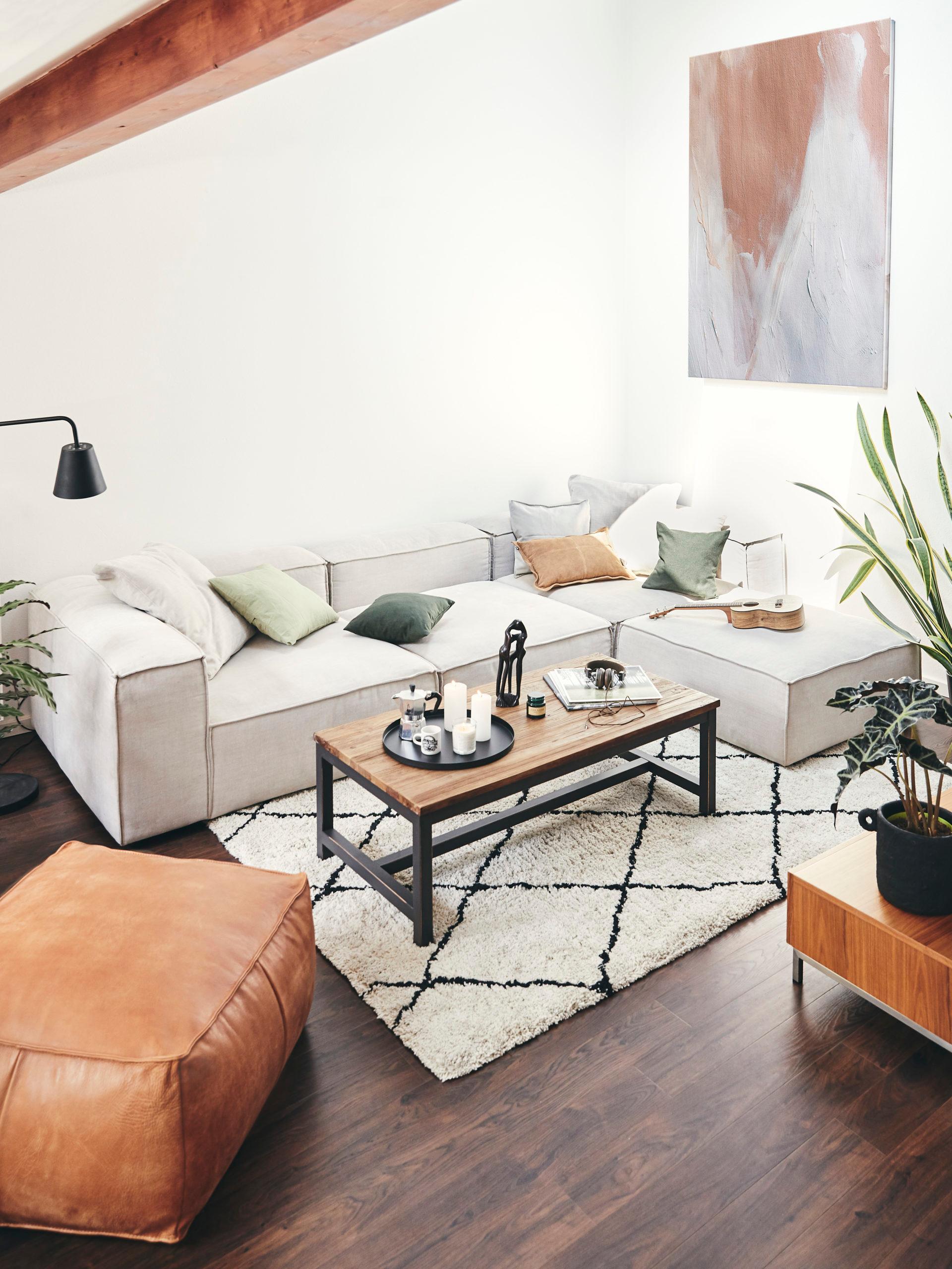 Jasny salon w stylu industrialnym