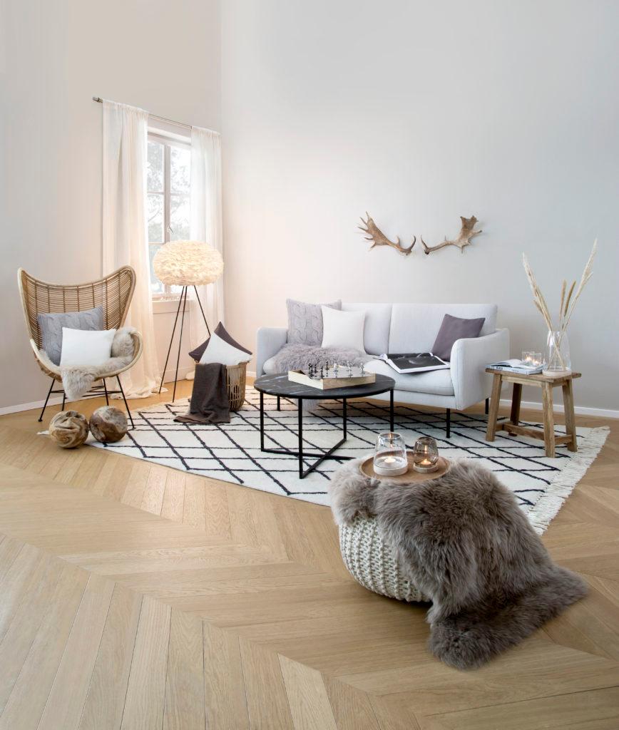 Jasny salon w stylu rustykalnym