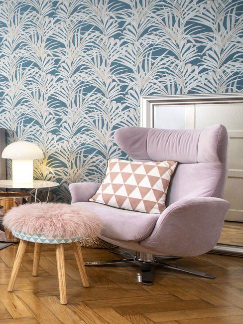 Salon w stylu glam z wygodnym fotelem i tapetą wniebiesko-biały motyw