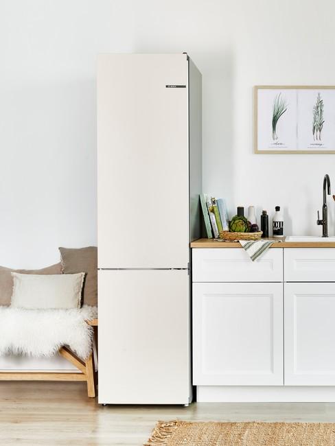 Skandynawski salon z aneksem kuchennym oraz fragmentem sofy