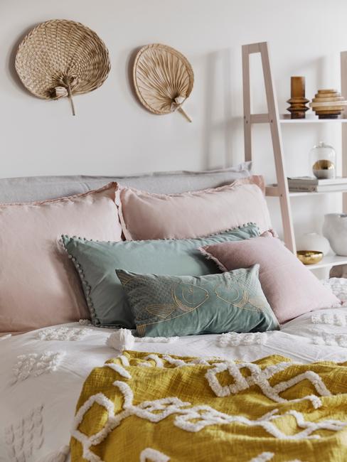 Sypialnia w stylu boho z dodatkami w kolorze brudnego różu