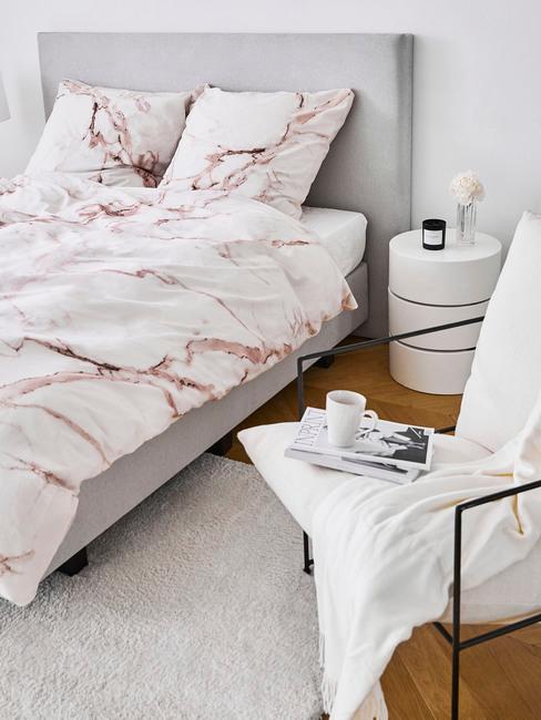 Szara sypialnia z elementami millennial pink w postaci dodatków