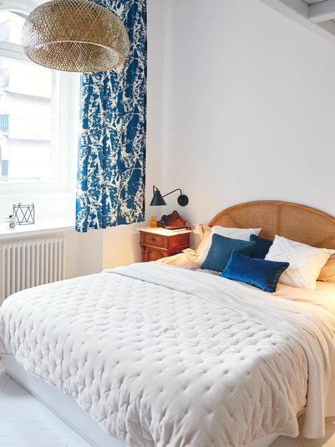 Biała sypialnia z tekstyliami w kolorze Classic Blue