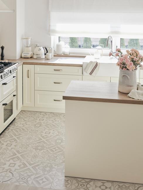 Beżowa kuchnia z drewnianymi blatami