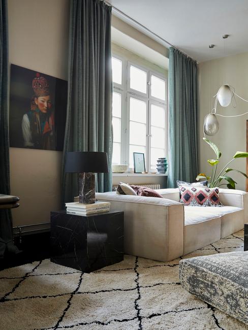 Ciemny salon w stylu boho