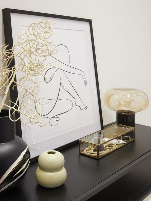 Elegancja aranżacja komody w designerskim salonie