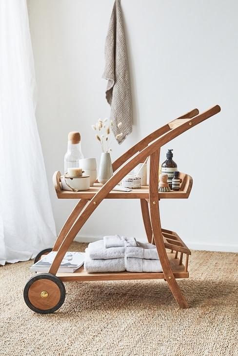 Drewniany wózek z tekstyliami łazienkowymi
