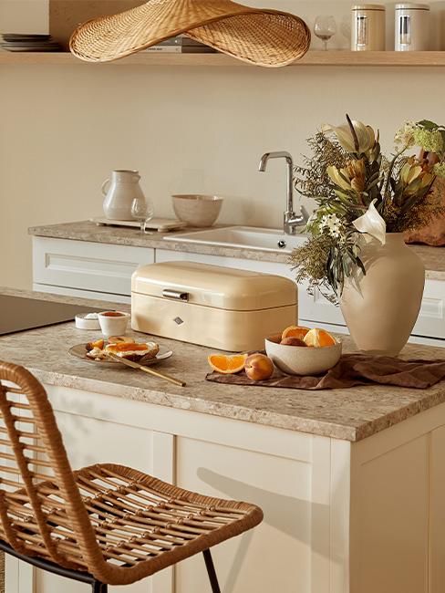 lampa wisząca nad wyspą w kuchni