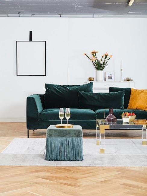 Biały balon z ciemnozioeloną sofą, pufem oraz stolikiem kawowym