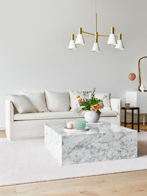 Salon z sofą Mila, marmurowym stolikiem w stylu glam