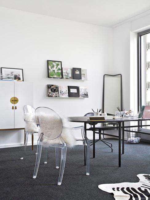 Białe biurko z czarnym biurkiem, półkami z książkami oraz stojącym lustem w kącie