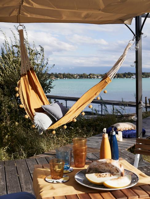 Hamak rozwieszony na miejsce glampingoym