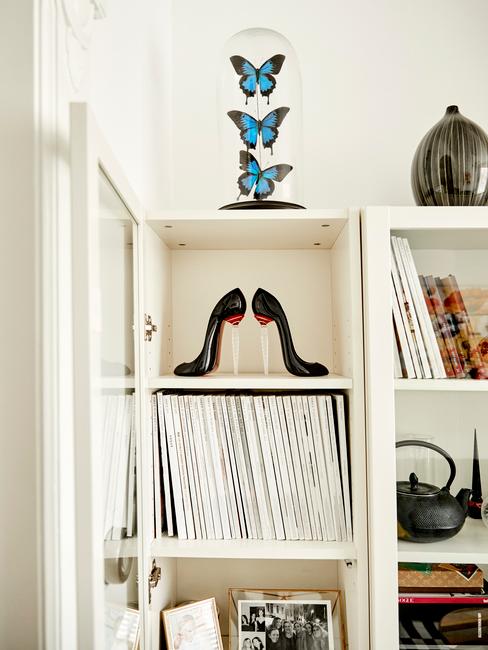 Zbliżenie na półkę z pamiętkami