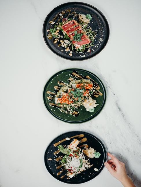Trzy talerze z sushi