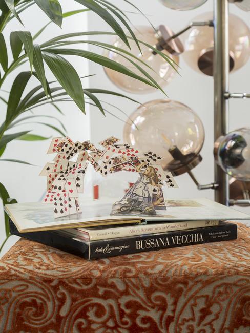 Zbliżenie na dekorację ustawioną na wzorzystym pufie