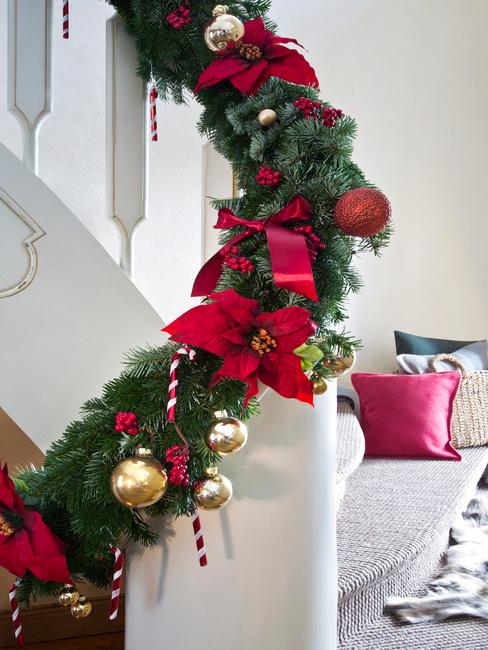 Zbliżenie na girlandę świąteczną na schodach