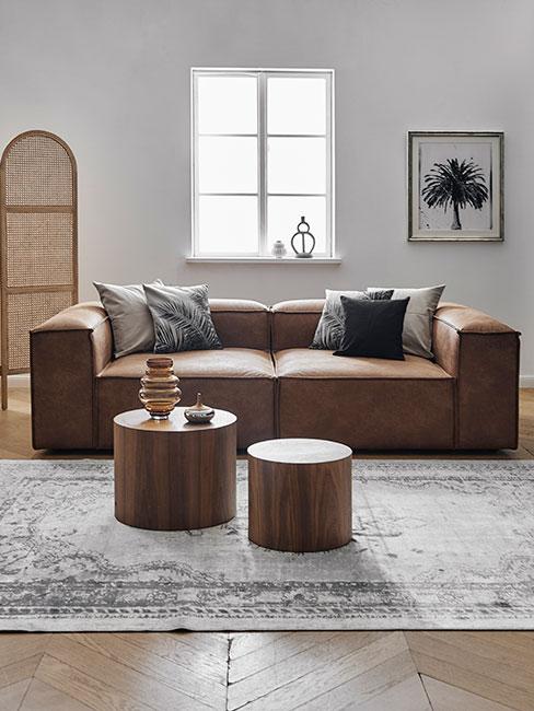 Brązowa skórzana sofa modułowa z szarymi poduszkami