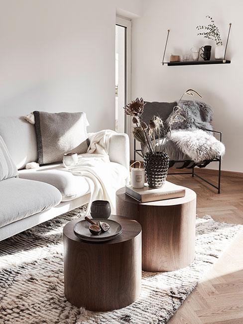 Salon z szarą sofą i brązowymi meblami