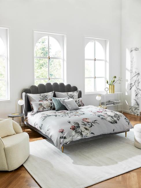 Biała sypialnia z łożkiem o szarym zagłówku